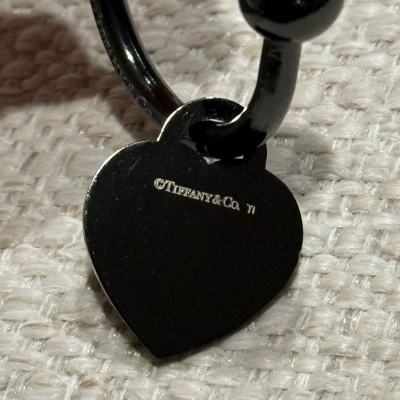 Tiffany & Co. black heart titanium screw keyring - Picture 5 of 6